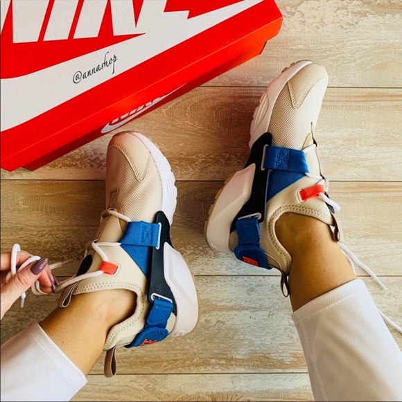 Nike Shoes - NWT Nike huarache city